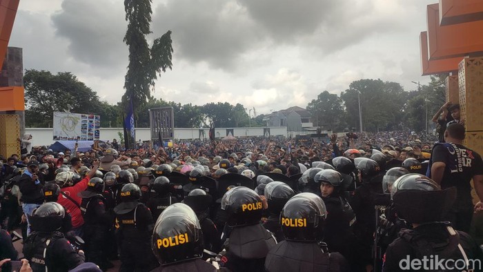 Potret kericuhan suporter di Stadion Jatidiri Semarang, Jumat (17/2/2023).