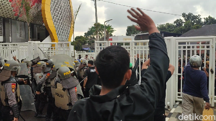 Potret kericuhan suporter di Stadion Jatidiri Semarang, Jumat (17/2/2023).