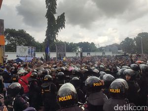 Polisi Periksa 16 Suporter Terkait Kerusuhan di Stadion Jatidiri Semarang