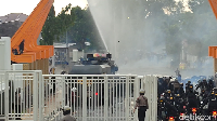 Polisi menembakkan gas air mata dan water canon ke arah massa. Foto: Afzal Nur Iman/detikJateng