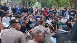 Potret Ricuh Suporter saat Laga Derby Jateng di Stadion Jatidiri Semarang