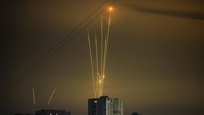 Potret Kilatan-kilatan Cahaya Rudal Rusia Serang Ukraina