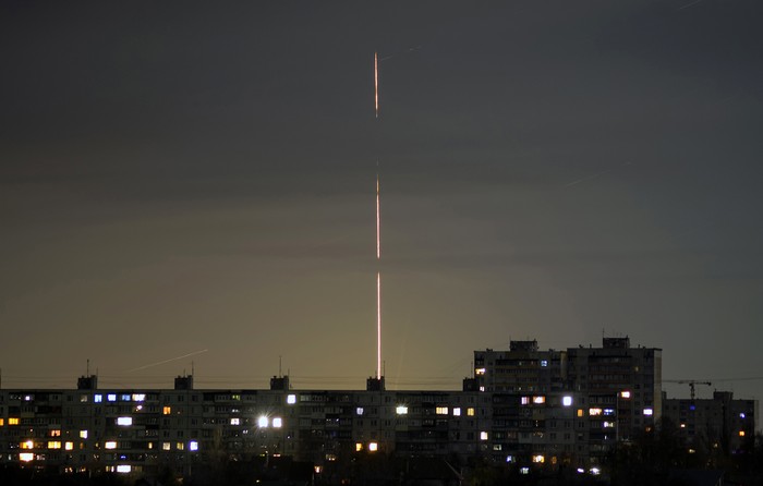 Rusia telah menembakkan sejumlah rudal selama melakukan invasi ke Ukraina. Jejak penembakan itu terlihat dari kilatan cahaya yang membelah langit yang gelap.