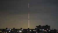 Kilatan cahaya rudal tampak membelah langit yang gelap di wilayah Belgorod pada 13 November 2022.