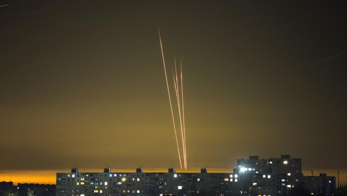 Rusia telah menembakkan sejumlah rudal selama melakukan invasi ke Ukraina. Jejak penembakan itu terlihat dari kilatan cahaya yang membelah langit yang gelap.