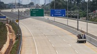 Tol Serpong-Cinere Seksi 2 (Pamulang-Cinere) 3,64 km. Kendaraan pekerja melintas di Jalan Tol Cijago seksi 3A, Krukut, Depok, Jawa Barat, Rabu (21/12/2022). ANTARA FOTO/Asprilla Dwi Adha.