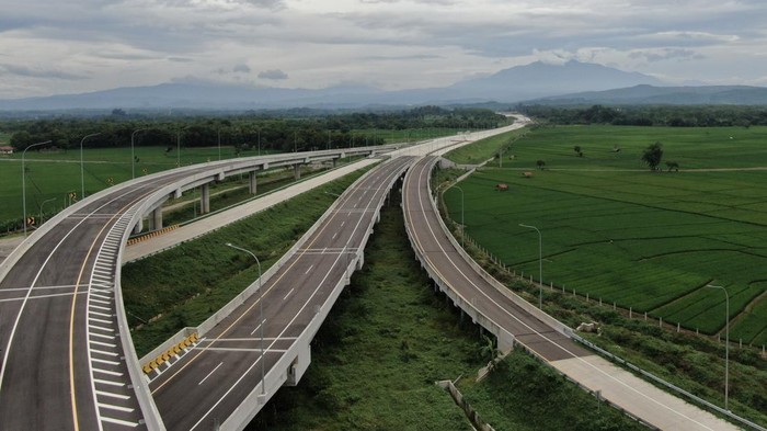 Belasan ruas tol baru bakal bisa dilewati untuk mudik Lebaran tahun ini. Rencananya, sebanyak 16 ruas tol baru akan dioperasikan secara fungsional.