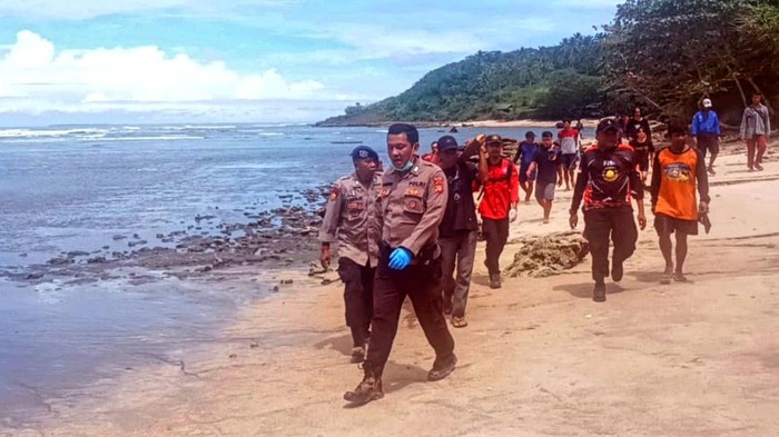 Proses evakuasi mayat telanjang di Sukabumi