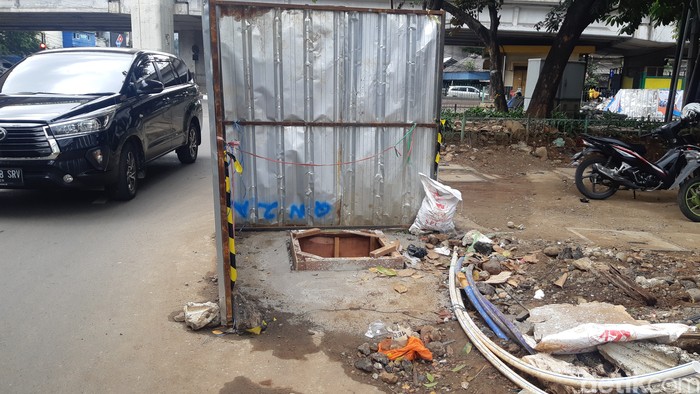 Proyek galian kabel optik di Jl Kuningan Barat, Mampang, Jaksel, 17 Februari 2023, pukul 10.00 WIB. (Danu Damarjati/detikcom))