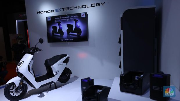 PT Astra Honda Motor (AHM) resmi mengenalkan motor listrik baru di pameran Indonesia International Motor Show atau IIMS 2023, yakni Honda EM1 e. (CNBC Indonesia/Tri Susilo)