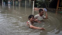 Selain itu, imbas banjir di Solo juga menyebabkan kondisi lalu lintas terkini mengalami kemacetan.
