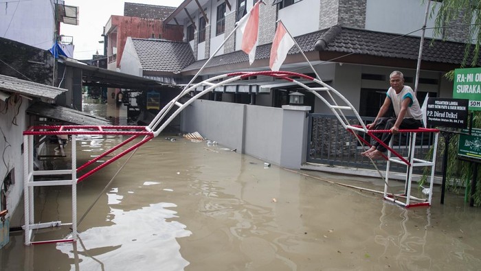 Petugas SAR dan Relawan mengevakuasi warga dengan menggunakan perahu saat banjir di Kampung Joyotakan, Solo, Jawa Tengah, Jumat (17/2/2023). Berdasarkan data Badan Penanggulangan Bencana Daerah (BPBD) Kota Solo sebanyak 21.846 jiwa dari 15 Kelurahan di Kota Solo terdampak banjir akibat meluapnya sejumlah anak sungai Bengawan Solo. ANTARA FOTO/Mohammad Ayudha/aww.