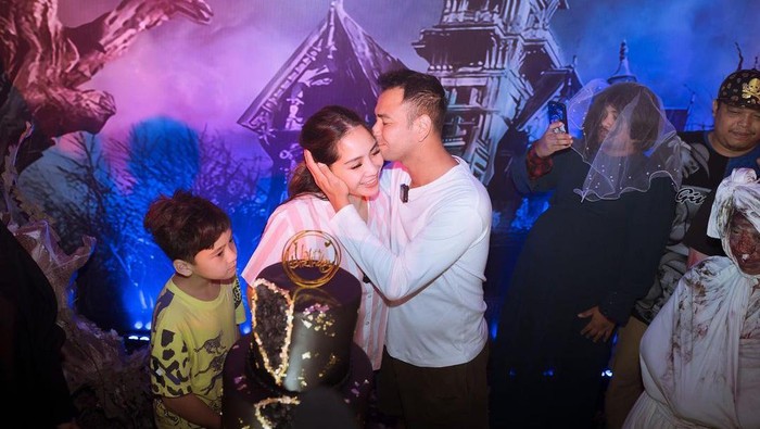 Raffi Ahmad dan Nagita Slavina merayakan ultah.