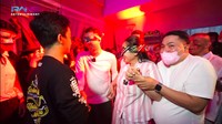 Momen tersebut dibagikan lewat kanal YouTubenya. Raffi dan Nagita dibuatkan pesta kejutan ulang tahun yang bertemakan halloween. Foto: YouTube Rans Entertainment
