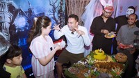 Tak hanya itu, juga dihidangkan tumpeng dengan aneka lauk. Ada tumpeng warna kuning dan ada pula warna hitam. Lauknyanya ada urap, mie, ayam dan lainnya. Foto: YouTube Rans Entertainment