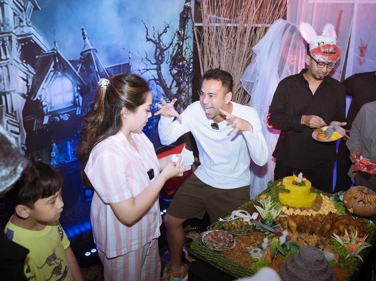 Ulang Tahun Bareng, Raffi Nagita dapat Kejutan Pesta Bertema Halloween