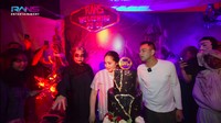 Saat tiba di ruangan, semua kru yang telah berdandan hantu menyanyikan lagu selamat ulang tahun dengan nada seram. Foto: YouTube Rans Entertainment