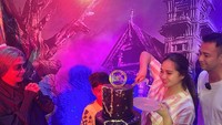 Potongan tumpen pertama kemudian diberikan kepada Abrar sebagai perwakilan dari tim RANS. Saat kejutan ulang tahun tersebut juga dihadiri Rafathar dan Rieta Amalia. Foto: YouTube Rans Entertainment