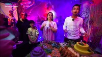 Di pesta ulang tahun Raffi Ahmad dan Nagita Slavina tersebut juga dilengkapi dengan aneka makanan. Yang menjadi ikonnya adalah kue tingkat 3 berwarna hitam dengan hiasan bunga. Foto: YouTube Rans Entertainment