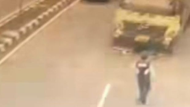 Rekaman Video Truk Tabrak Petugas Jembatan Timbang di Jalan Jogja-Solo, Sleman, DIY. Foto diunggah Jumat (17/2/2023).
