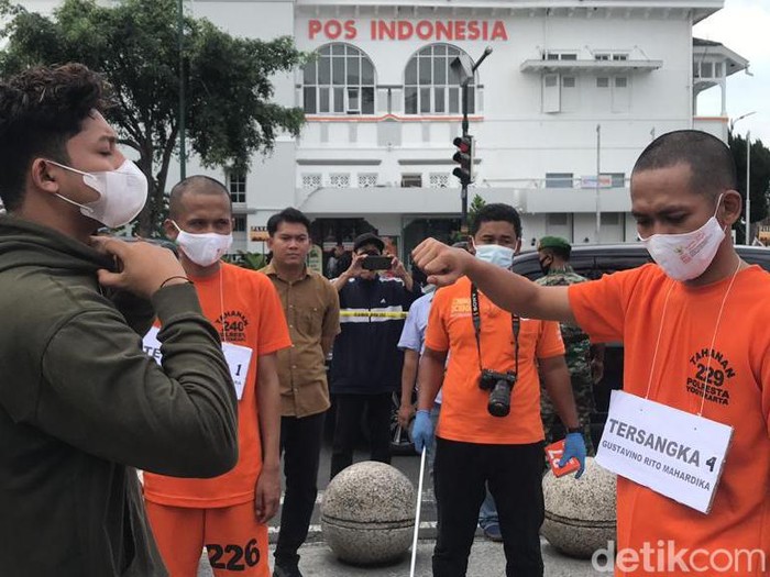 Rekonstruksi pembacokan di Titik Nol Kilometer Jogja, Jumat (17/2/2023).