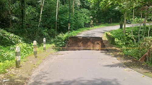 Ruas jalan penghubung antara Banyu Campah menuju Kebung yang ada di Kecamatan Sidemen, Kabupaten Karangasem, merupakan salah satu jalan yang jebol dan akan diperbaiki tahun ini