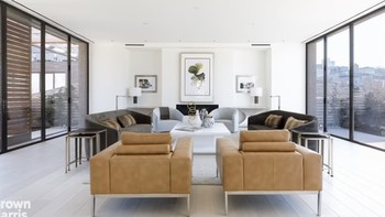 Selain enam kamar tidur, ada enam kamar mandi, dua kamar rias, langit-langit setinggi 20 kaki, beberapa teras, dan dua tempat parkir. Bangunan ini total hanya memiliki 15 tempat parkir. Foto: Daily Mail