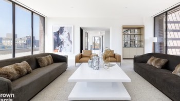 Fasilitasnya termasuk kolam renang indoor, gym dengan ruang loker, pemandian, dan teras atap lanskap seluas 465 meter persegi. Foto: Daily Mail