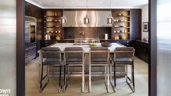 Aku mulai melihat dunia melalui lensa baru ketika putri sulungku memberi kabar luar biasa bahwa aku akan menjadi seorang kakek tahun depan, tulis Gates di blog pribadinya, Gates Notes. Foto: Daily Mail