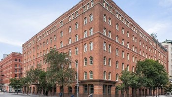 Rumah hadiah dari Bill Gates untuk putrinya itu senilai USD 51 juta atau di kisaran Rp 770 miliar. Penthouse dengan 6 kamar tidur mewah itu dibeli bulan lalu oleh entitas yang berhubungan dengan sang pendiri Microsoft. Dulu, pemiliknya adalah Lewis Hamilton, legenda Formula 1. Foto: Daily Mail