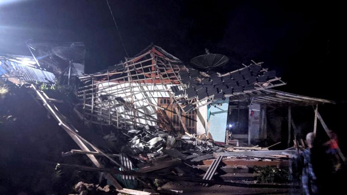 Rumah warga ambruk diterjang longsor