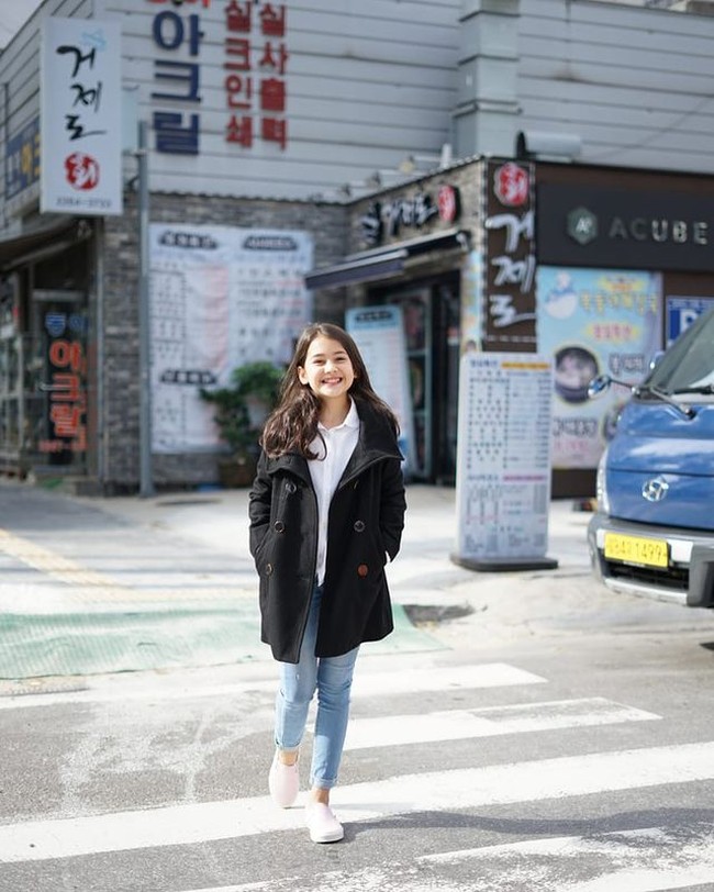 Sejak kecil paras kebule-bulean Sandrinna memang sudah terlihat menawan. Ia mengawali kariernya di dunia hiburan sebagai aktris cilik dan pernah beradu akting dengan Laudya Cynthia Bella dan Fedi Nuril dalam film ‘Surga Yang Tak Dirindukan’. Foto: Instagram/@sandrinna_11