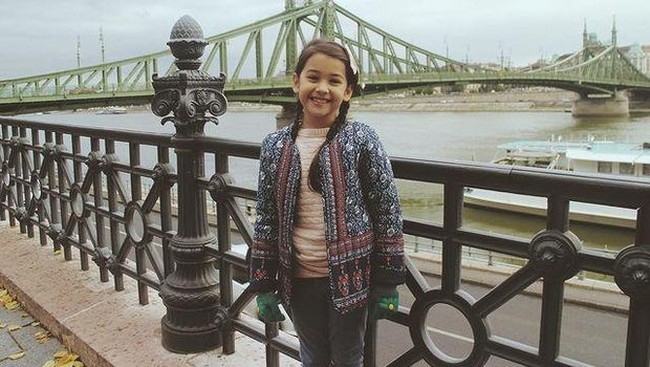 Pemilik nama lengkap Sandrinna Michelle Skornicki lahir pada 11 Januari 2007. Sandrinna memiliki darah keturunan Amerika dan Jawa dari kedua orangtuanya. Foto: Instagram/@sandrinna_11