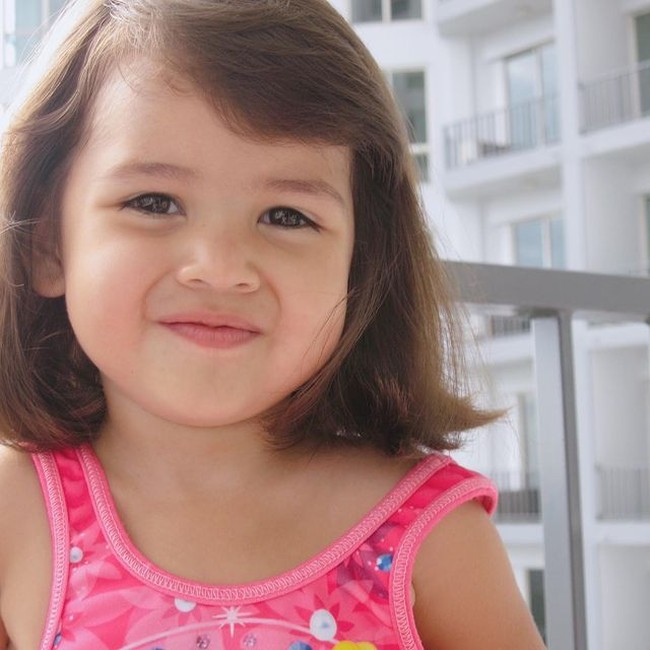 Melalui akun Instagram pribadinya Sandrinna kerap membagikan foto-foto dirinya. Tak hanya fotonya saat ini, Sandrinna juga membagikan foto masa kecilnya yang terlihat begitu imut. Foto: Instagram/@sandrinna_11