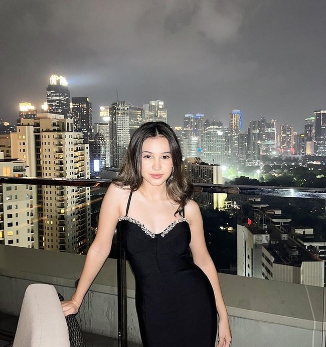 Seperti dalam foto yang satu ini, Sandrinna terlihat tampil mengenakan dress bodycon hitam tali spaghetti. Banyak yang menilai penampilannya itu tak sesuai dengan usia Sandrinna yang masih sangat muda. Foto: Instagram/@sandrinna_11