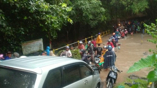 Sejumlah warga antre berjam-jam di Jalan Raya Seraya, Karangasem, Bali, akibat diterjang banjir pada Jumat (17/2/2023). (Foto: istimewa)