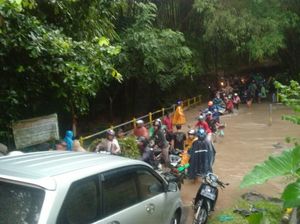 Akses Jalan di Seraya Kebanjiran, Warga Antre Berjam-jam untuk Lewat