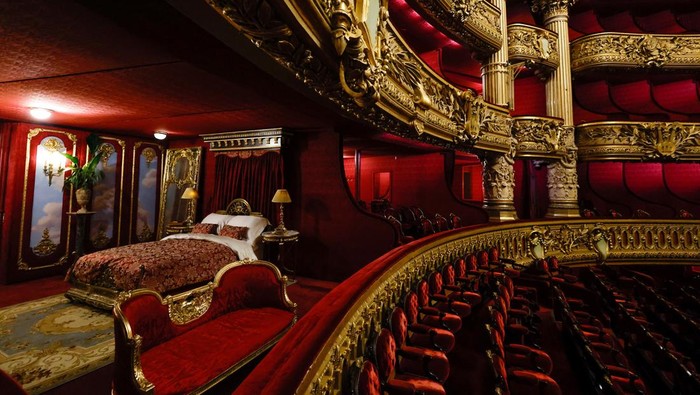 Sensasi Menginap di Gedung Opera Paris, Berminat? A view shows the Loge d'honneur transformed into a bedchamber inside the Opera Garnier, during a media presentation of the space inspired by the Phantom of the Opera which will be rented through Airbnb to two people for one night, in Paris, France, January 3, 2023. REUTERS/Gonzalo Fuentes