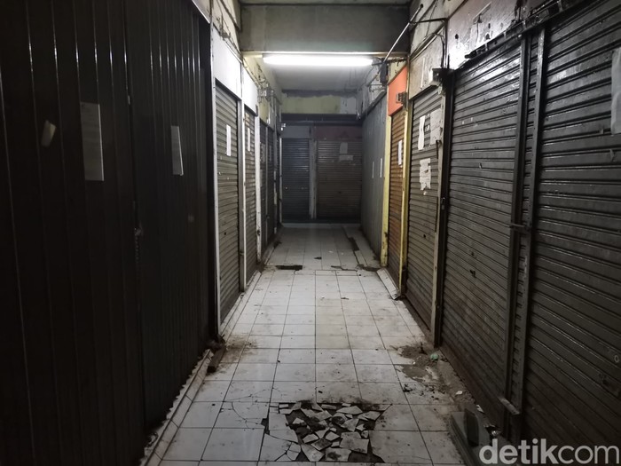 Kondisi Pasar Tanah Abang Blok G, Jakarta Pusat kini memprihatinkan. Lapak-lapak milik penjual terlihat kosong ditinggal pemiliknya.