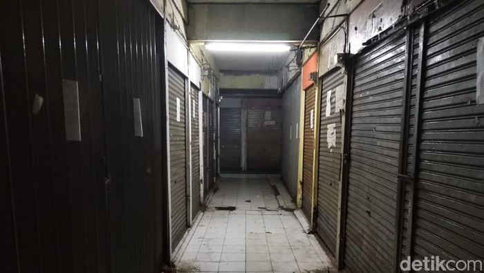 Kondisi Pasar Tanah Abang Blok G, Jakarta Pusat kini memprihatinkan. Lapak-lapak milik penjual terlihat kosong ditinggal pemiliknya.