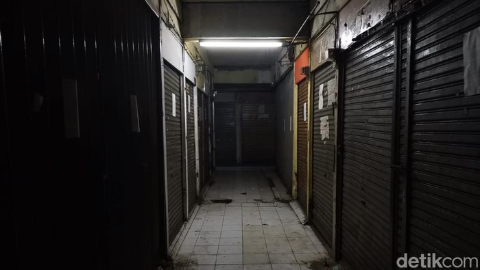 Kondisi Pasar Tanah Abang Blok G, Jakarta Pusat kini memprihatinkan. Lapak-lapak milik penjual terlihat kosong ditinggal pemiliknya.