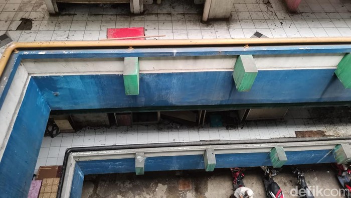 Kondisi Pasar Tanah Abang Blok G, Jakarta Pusat kini memprihatinkan. Lapak-lapak milik penjual terlihat kosong ditinggal pemiliknya.