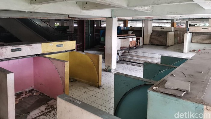 Kondisi Pasar Tanah Abang Blok G, Jakarta Pusat kini memprihatinkan. Lapak-lapak milik penjual terlihat kosong ditinggal pemiliknya.