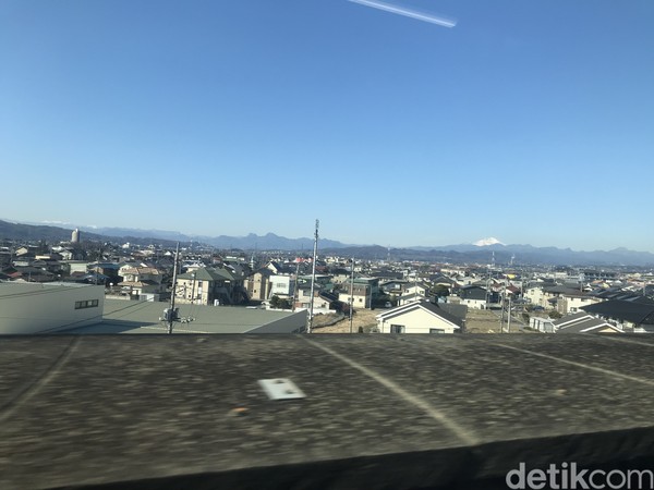 Untuk naik shinkansen melalui Stasiun Tokyo, harga sekali jalan menuju Nagano sebesar 8.340 Yen atau setara hampir Rp 1 juta rupiah. Untuk naik shinkansen melalui Stasiun Tokyo, harga sekali jalan menuju Nagano sebesar 8.340 Yen atau setara hampir Rp 1 juta rupiah.