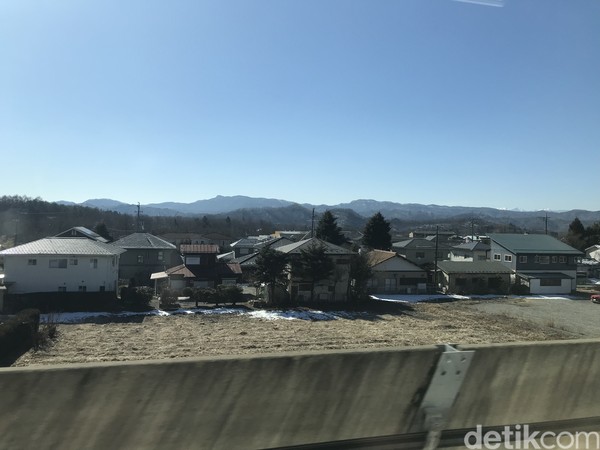 Shinkansen di Jepang sangat tepat waktu, pengelola akan memberi pengumuman jika shinkansen terlambat. Shinkansen di Jepang sangat tepat waktu, pengelola akan memberi pengumuman jika shinkansen terlambat.