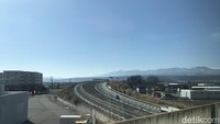 Selama perjalanan menuju Karuizawa, mata dimanjakan dengan pemandangan gunung, bukit. Tak hanya itu, penumpang juga bakal melihat salju di pegunungan, pekarangan rumah, dan jalan.