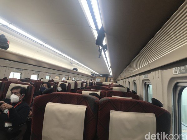 Selama naik shinkansen, penumpang tak bakal mendengar suara bising dari suasana luar shinkansen, dan tak terasa guncangan sama sekali. Di dalam shinkansen benar-benar tenang, penumpang bisa sambil bekerja karena disediakan meja dan stop kontak.