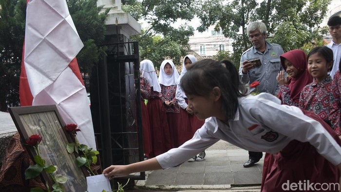 Siswa SD di Nyengseret Bandung saat mengikuti Bulan Cinta Inggit Garnasih.