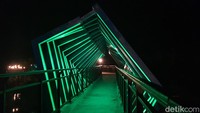 Tak hanya itu, ada juga dancing light pada konstruksi yang menambah skywalk jadi cantik pada malam hari.  