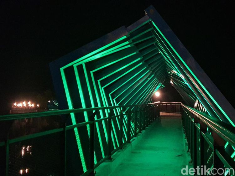 Keindahan Dancing Light Sky Walk yang Ada di Siak